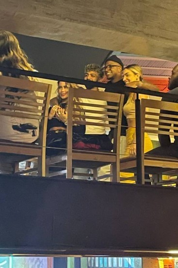 Gabigol e Rafaella posam com Mumuzinho em bar — Foto: Diego arruda