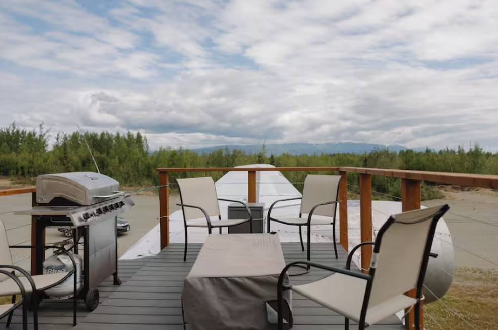 Avião DC-6, em Wasilla, (Alasca, EUA), espaço para refeições em cima da asa — Foto: Reprodução / Airbnb