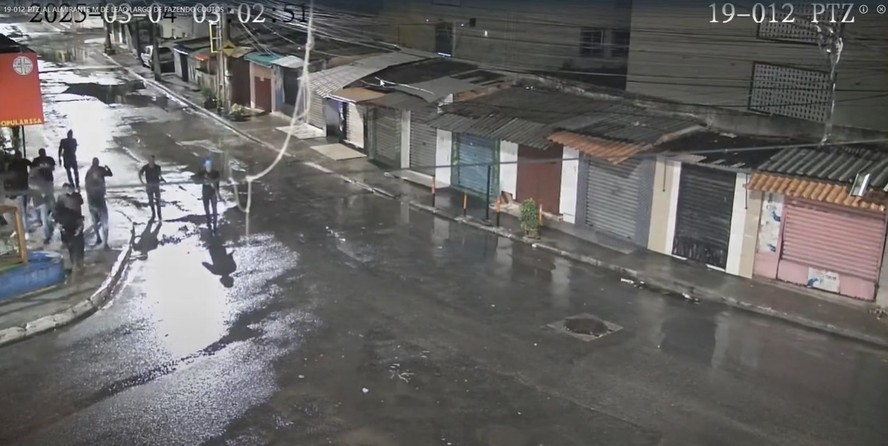Vídeo mostra invasão de traficantes do CV em comunidade rival em Salvador