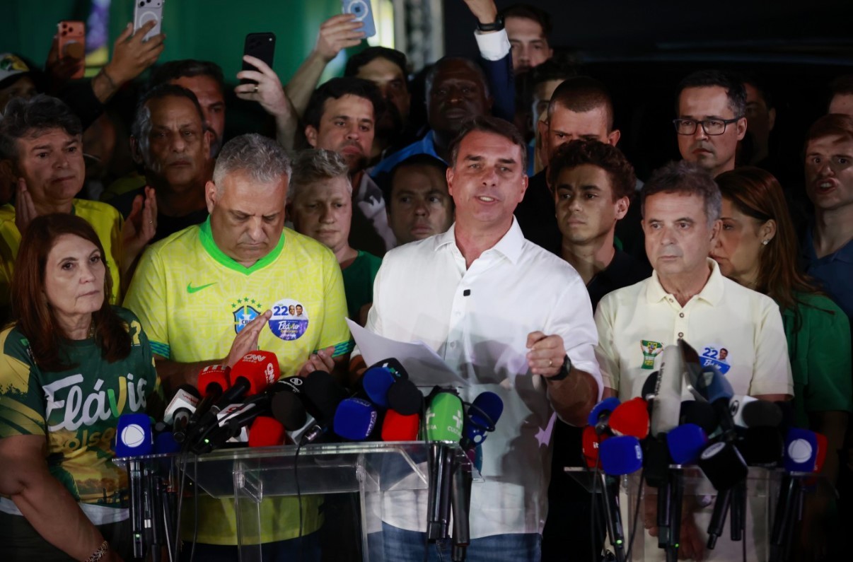 Aliados de Flávio Bolsonaro atribuem derrota nas urnas a 'salto alto', estratégia errática contra Lula e fator Marçal