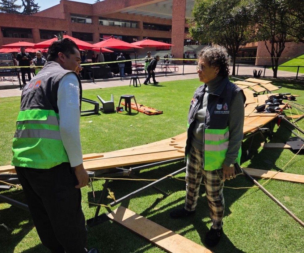 Estrutura rompida com o peso de formandos no México — Foto: Reprodução/X(Secretaría de Gestión Integral de Riesgos y PC)