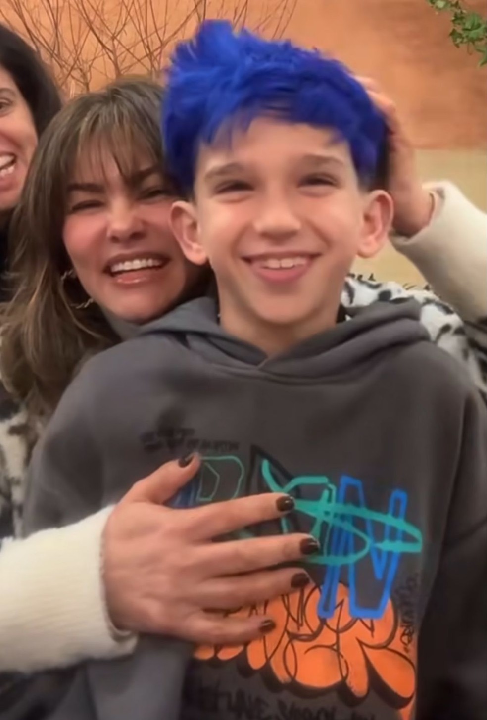 Filho de Suzana Alves e Flávio Saretta pinta o cabelo de azul — Foto: Instagram