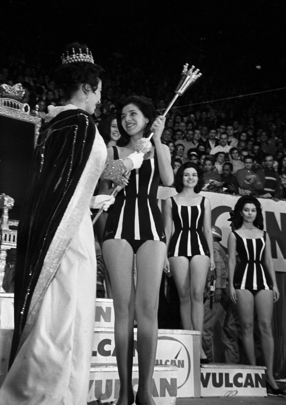 Miss Brasil - 1963 - Maria Ol&iacute;via Rebou&ccedil;as, Miss Brasil 1962, entregou a Ieda Maria Vargas (Miss Brasil 1963) o cedro da beleza da mulher brasileira &mdash; Foto: Arquivo / Ag&ecirc;ncia O Globo