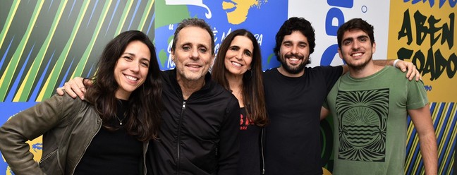 Malu Mader com o marido, os filhos e a enteada — Foto: Divulgação