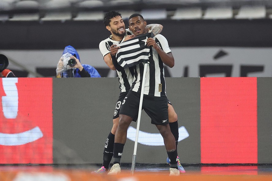 Botafogo faz 4 a 0 no Internacional em noite de golaços no Nilton ...