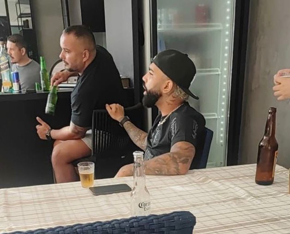 Gabigol aparece em foto com a nova camisa do Corinthians &mdash; Foto: Reprodu&ccedil;&atilde;o X