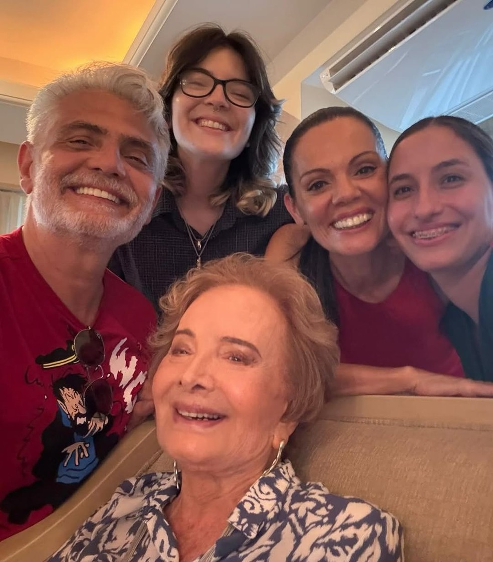 Aos 90 anos, Glória Menezes aparece curtindo a família: 'Todo mundo com  saúde', diz nora