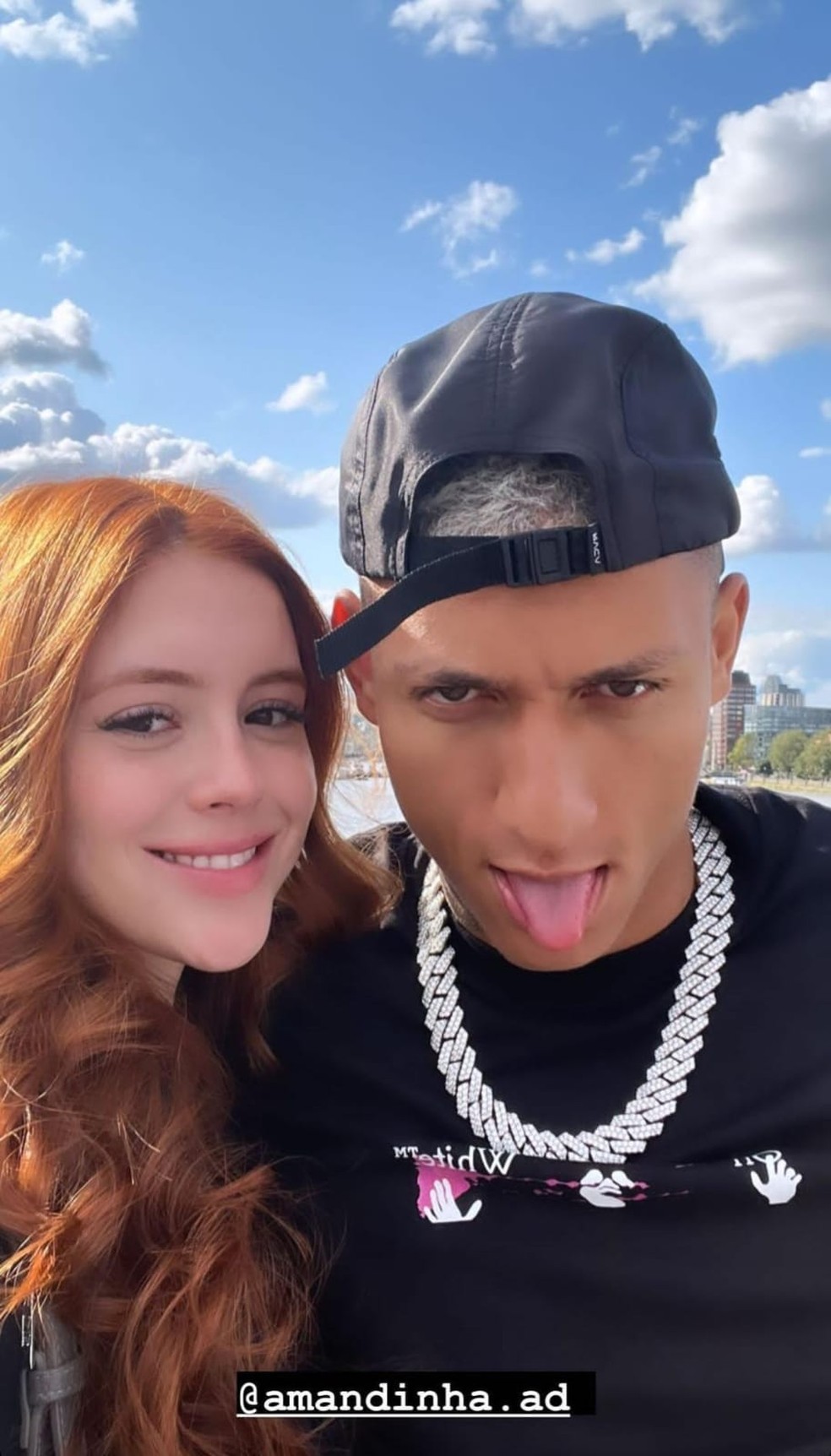 Quem é a estudante de 20 anos que conquistou o coração de Richarlison