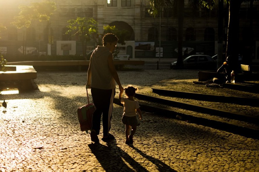Estudo revela que metade das mães deixa o mercado de trabalho até dois anos após o nascimento do primeiro filho