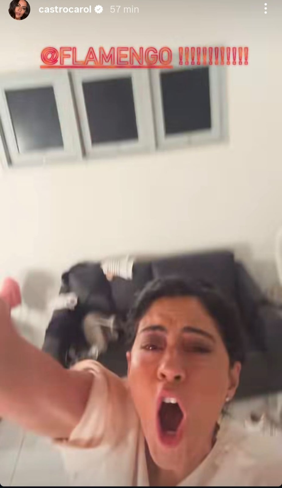 Carol Castro comemora Flamengo 1 x 0 Palmeiras no camarim do teatro — Foto: Reprodução de Instagram