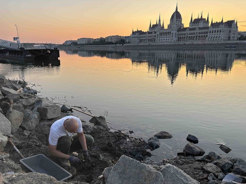 Especialista trabalha no leito do Rio Danúbio, em Budapeste — Foto: Reprodução/Facebook(Volksbund Deutsche Kriegsgräberfürsorge)