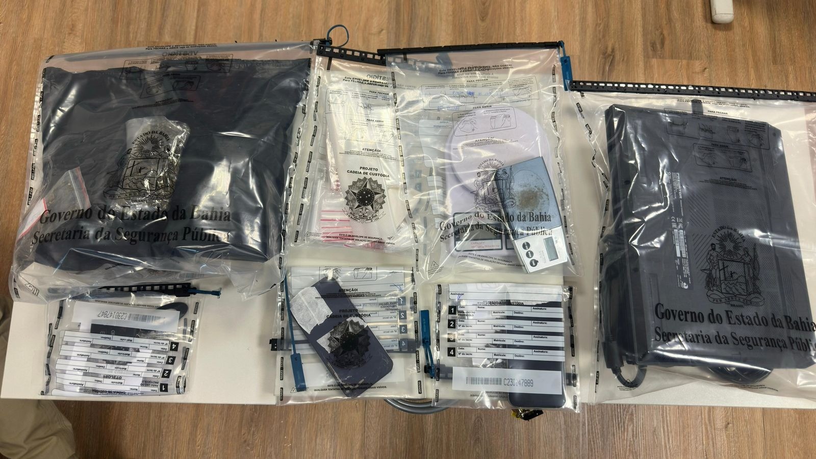 Dois suspeitos de tráfico de drogas são presos em condomínio de luxo em Salvador, moradores de casas diferentes