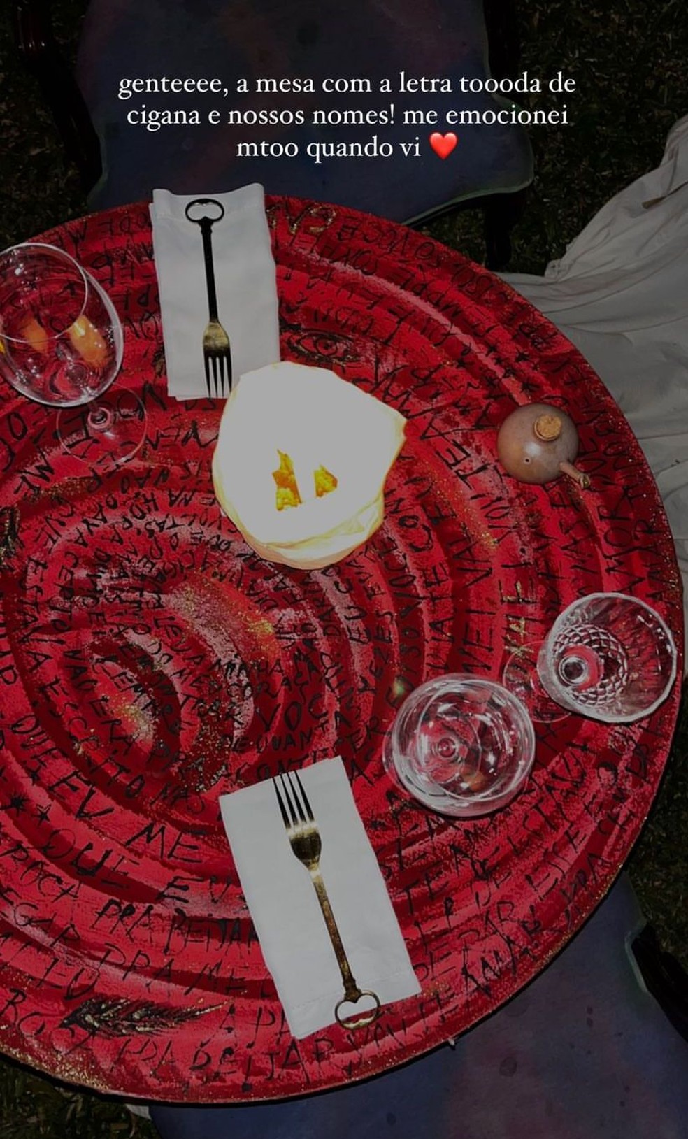 Mesa do pedido feito por Murilo Huff tinha letra de música — Foto: Reprodução/Instagram