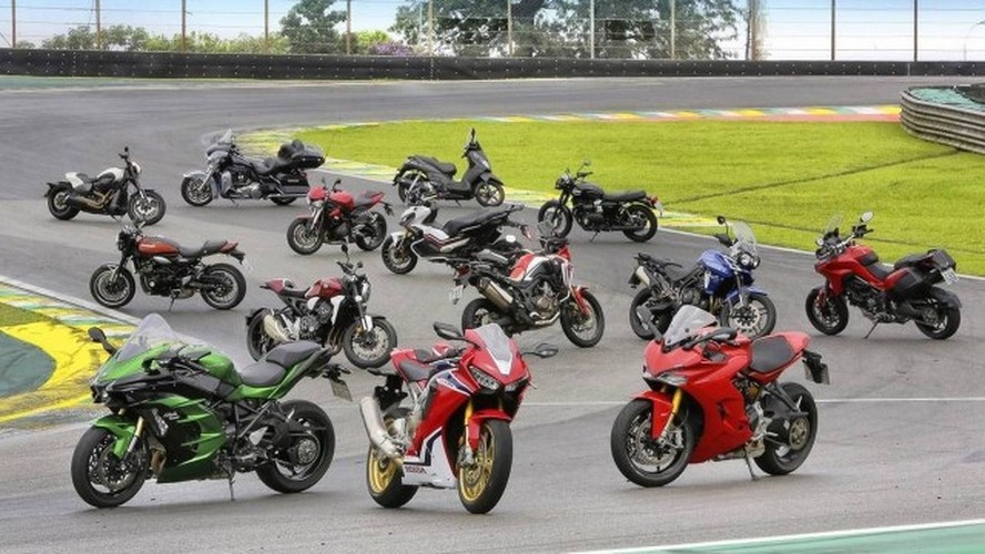 As motos dispostas na pista: potenciais clientes e admiradores poderão pilotar as máquinas dos sonhos em três circuitos diferentes dentro de Interlagos