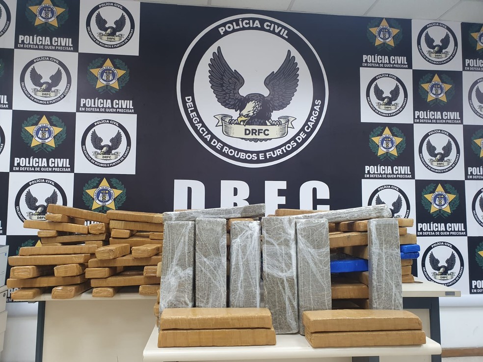 A maconha que, segundo a polícia, foi apreendida com o suspeito — Foto: Reprodução