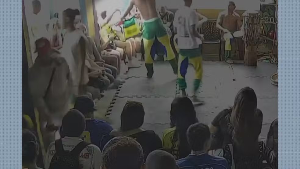 Turista colombiana suspeita de gesto racista contra capoeiristas na Rocinha deixou o Brasil antes de registro da ocorrência