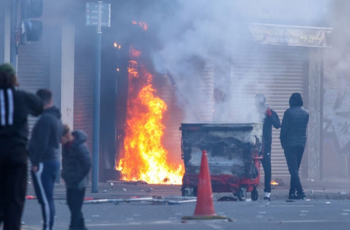 Musk é acusado de incentivar protestos violentos anti-imigração em Belfast
