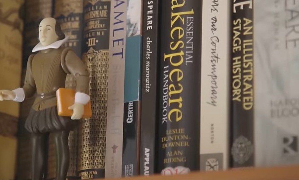 O boneco de Shakespeare no escritório de Fernanda Torres — Foto: reprodução/ instagram