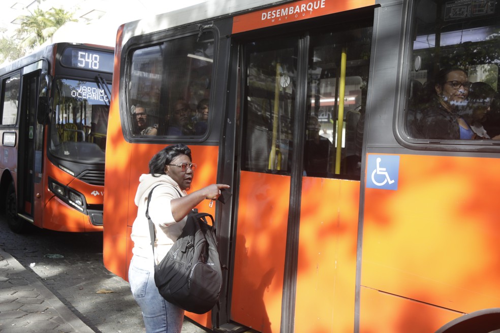 Passageira com problemas no embarque foi orientada por funcionários da prefeitura a acessar o ônibus pela porta traseira — Foto: Gabriel de Paiva / Agência O Globo