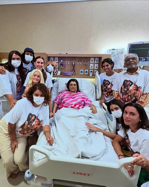 Preta Gil cercada pela família após cirurgia de 20 horas — Foto: Foto: Reprodução Instagram