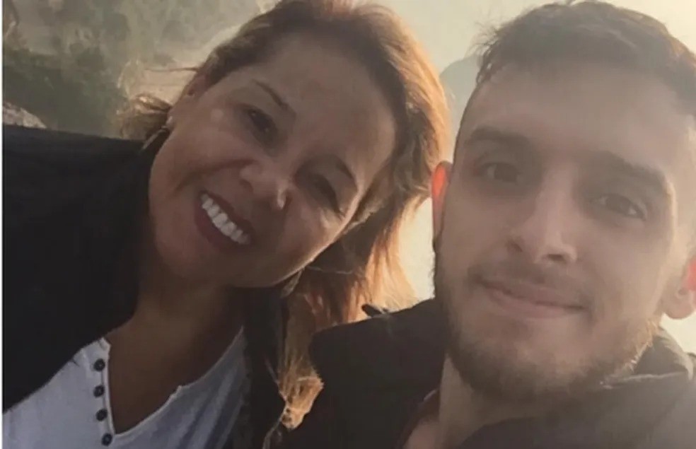 A mãe de Matheus, Isabel Martines, viajou aos EUA quando soube da morte do filho — Foto: Reprodução/Facebook
