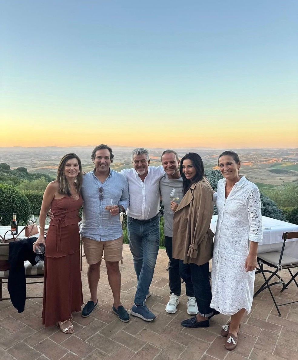 Novo casal, Cíntia Chagas e Rubinho Barrichello na Itália com amigos — Foto: Reprodução/Instagram