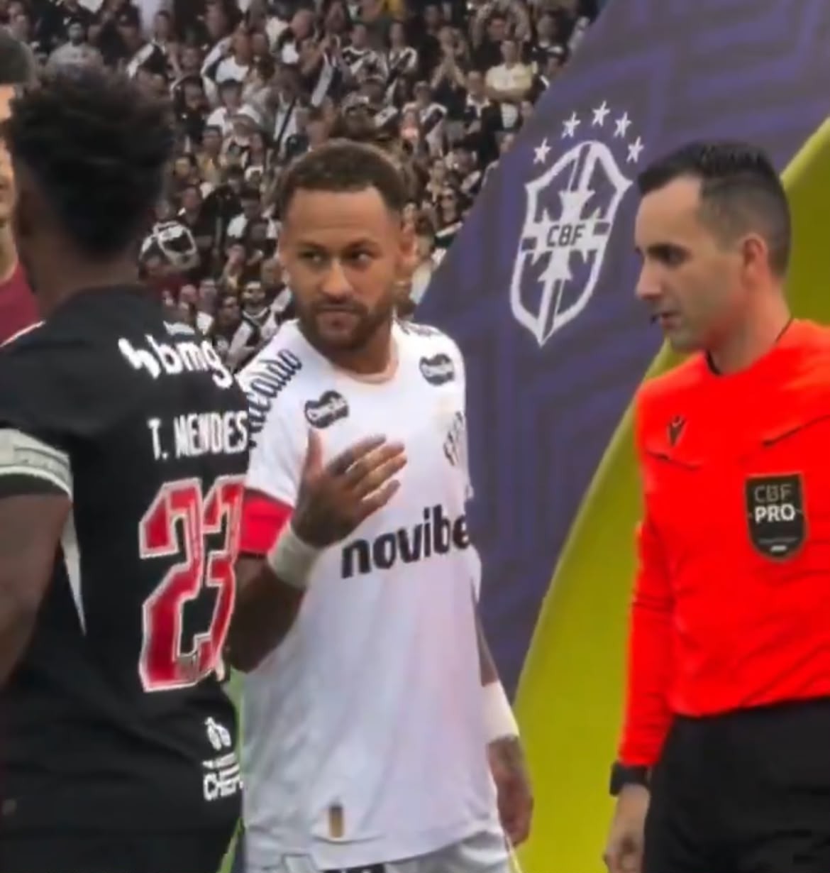 Entenda a treta entre Neymar e Thiago Mendes, que não se cumprimentaram