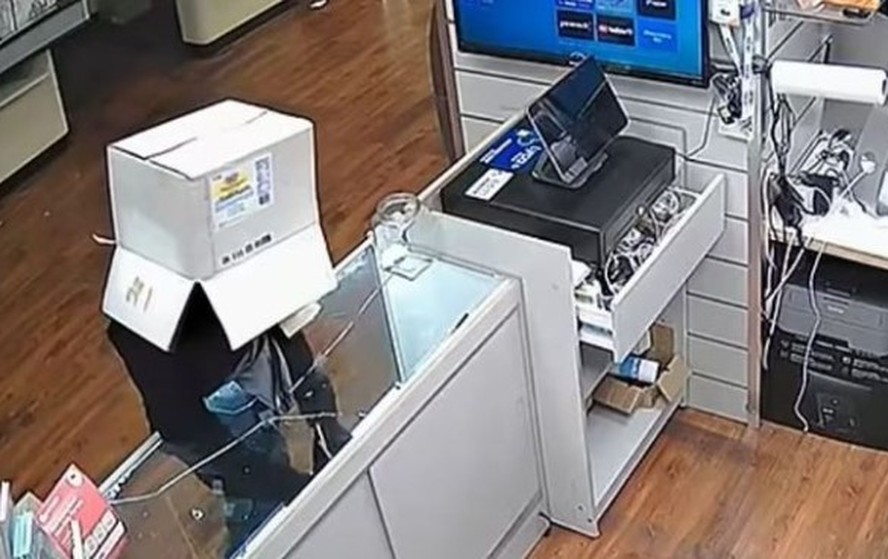 Ladrão esconde o rosto em caixa de papelão para roubar 19 iPhones e US$ 8 mil