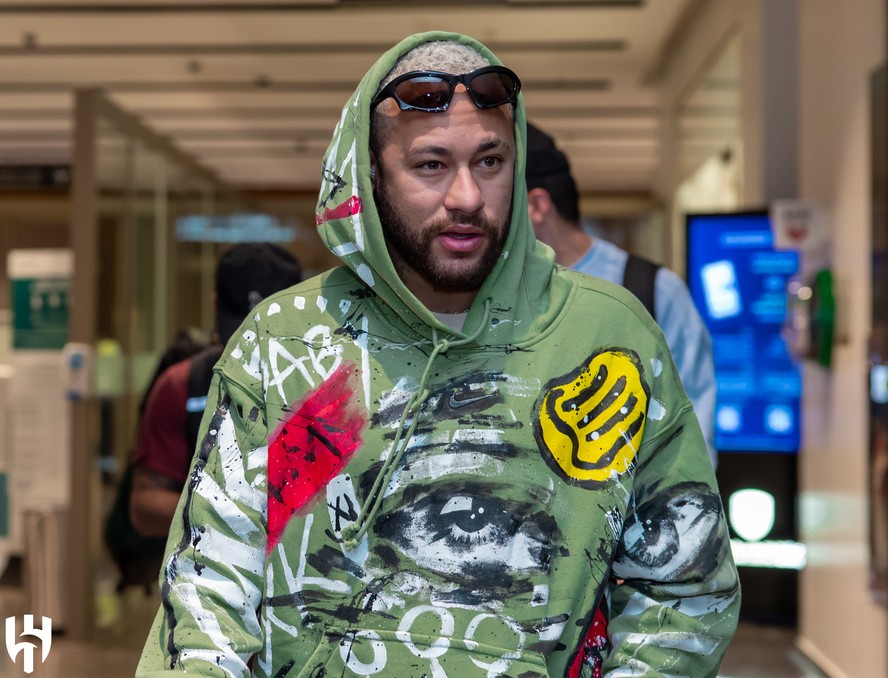 Quatro meses após lesão pela seleção, Neymar volta à Arábia Saudita e é recebido com flores pelo Al-Hilal