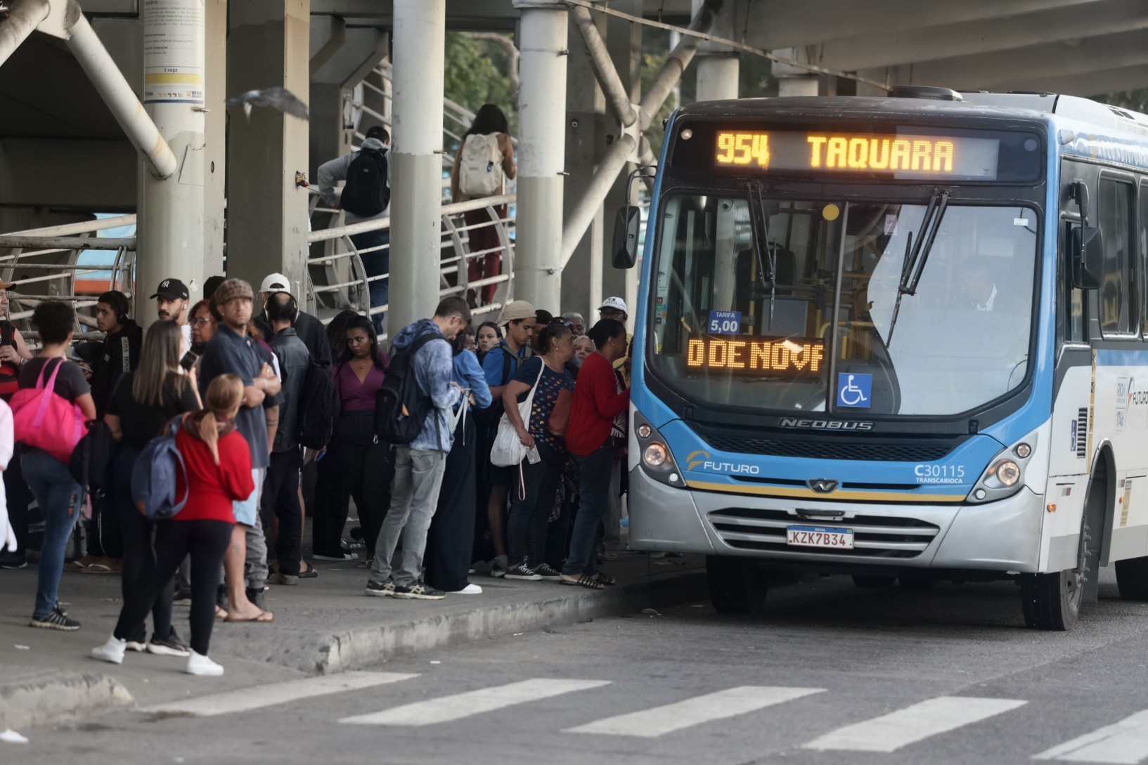 Greve dos ônibus é suspensa até segunda-feira enquanto negociações continuam