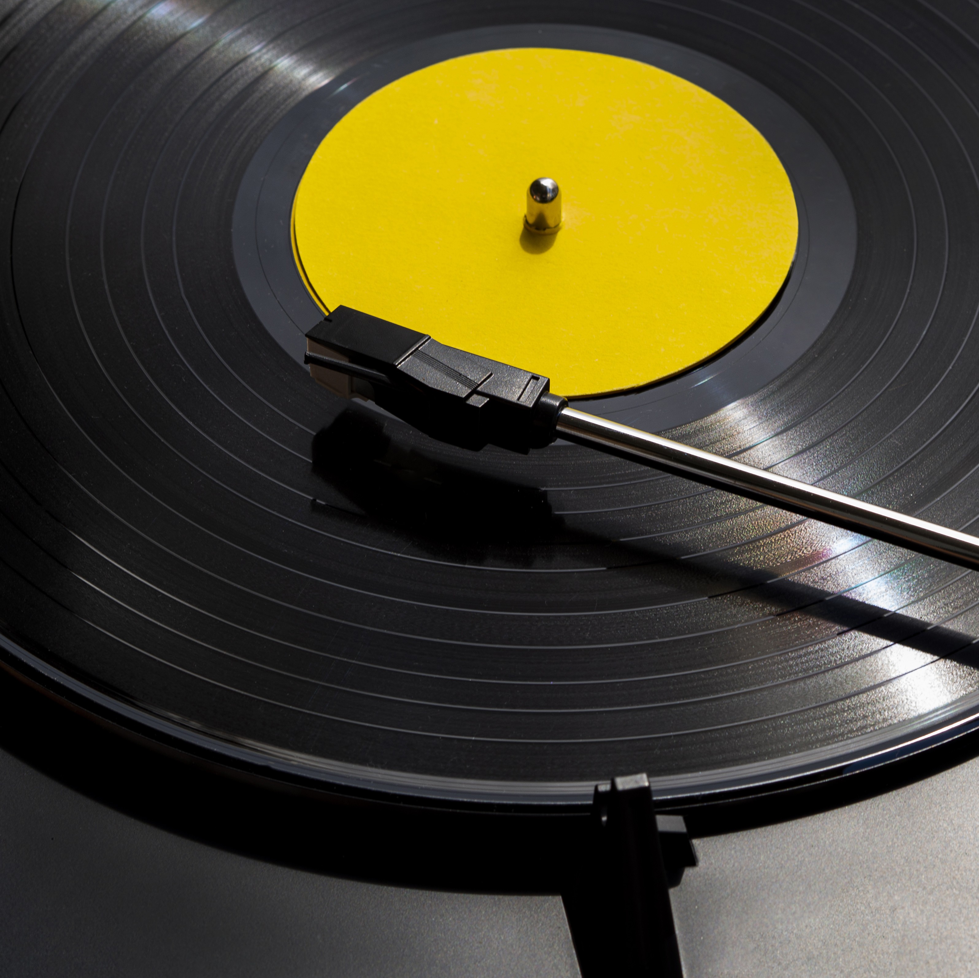 Falsificador é preso por vender mais de R$ 18 milhões em discos de vinil falsos de Beatles, Taylor Swift e outros artistas