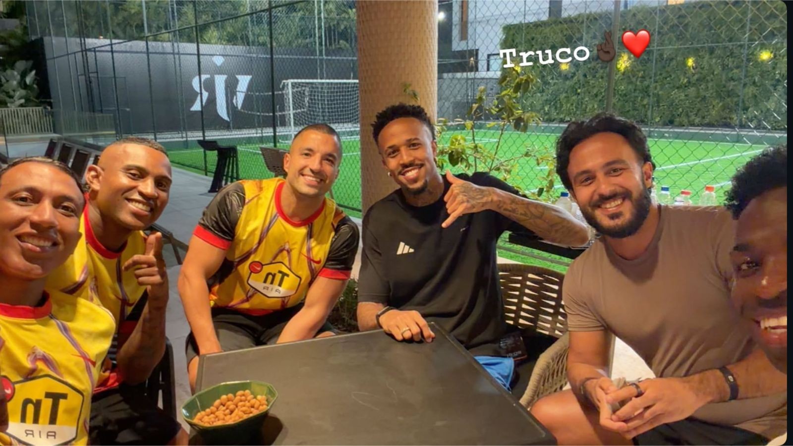 Antes da Copa, Vini Jr. faz resenha em mansão, no Rio, com famosos e canta muito pagode romântico