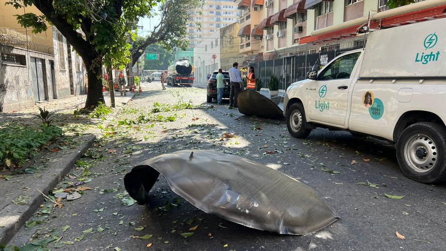 Parte da estrutura do caminhão-tanque que explodiu em Vila Isabel