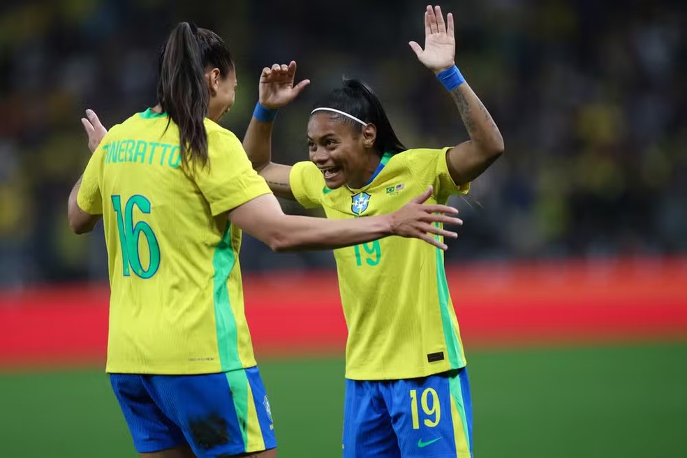 Na direita, Bia Zaneratto e na esquerda, Taina Maranhão — Foto: Lívia Villas Boas/Staff Images