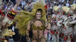 Paolla Oliveira no desfile da Grande Rio em 2024 — Foto: Agência O Globo