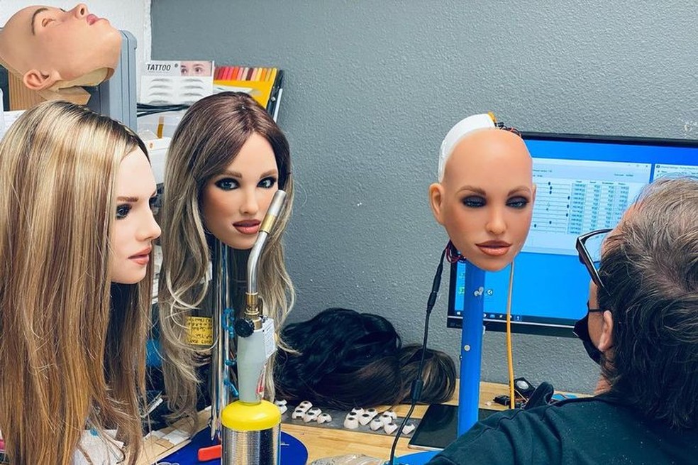 Cabeças de robôs sexuais são ‘programadas’ em uma fábrica de IA — Foto: Brick Dollbanger/Instagram
