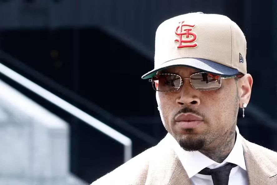 Chris Brown é condenado a 8 meses de prisão com pena suspensa por agressão em boate na Inglaterra