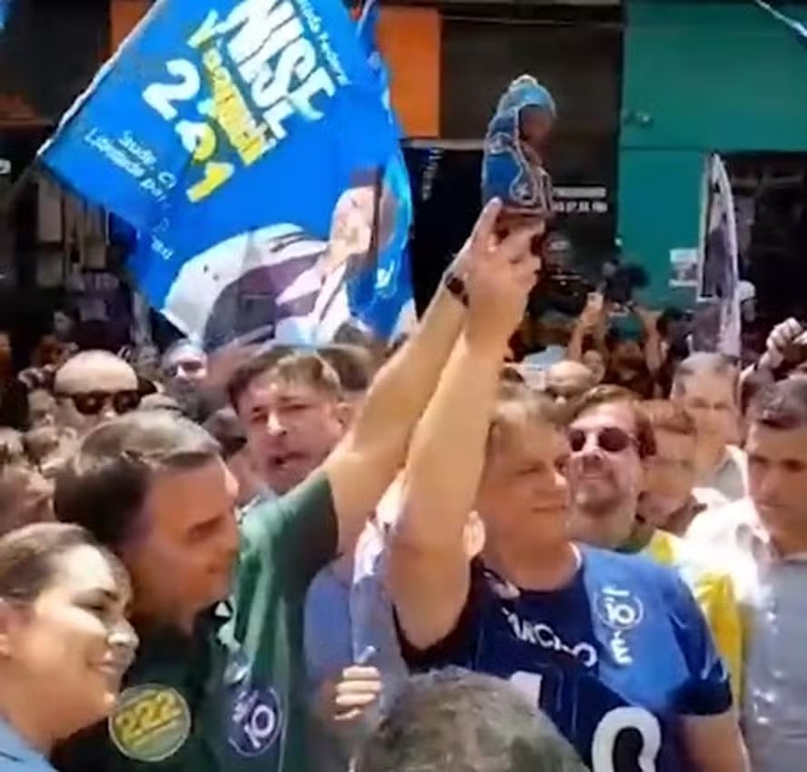 Após polêmica, Flávio levanta imagem de Nossa Senhora durante ato com Tarcísio em São Paulo