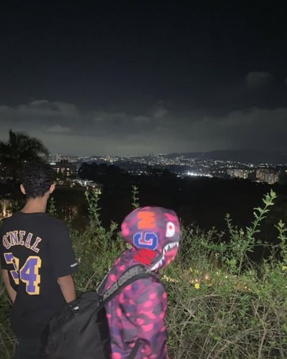Netinho de Paula denuncia racismo contra o neto, à esquerda — Foto: rep/ instagram