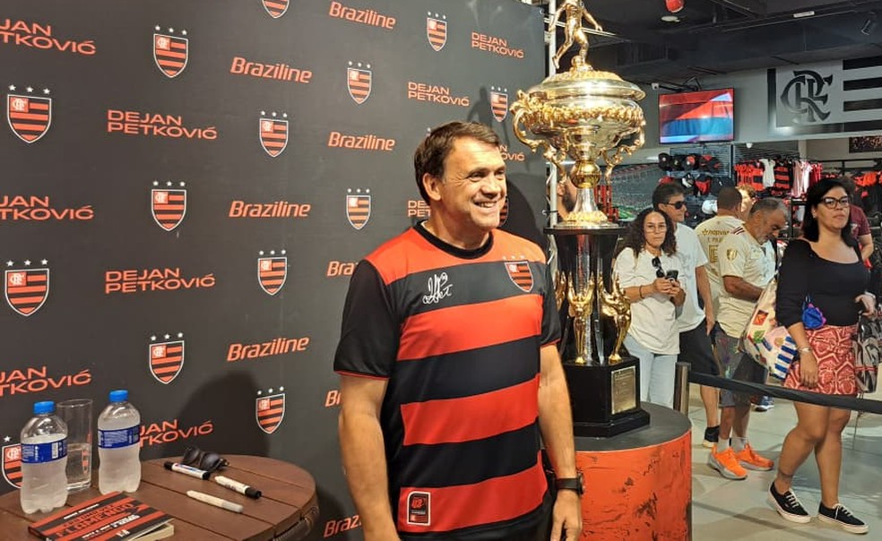 Petkovic em evento com torcedores do Flamengo para comemora 25 anos de gol de falta em 2001 — Foto: Davi Ferreira