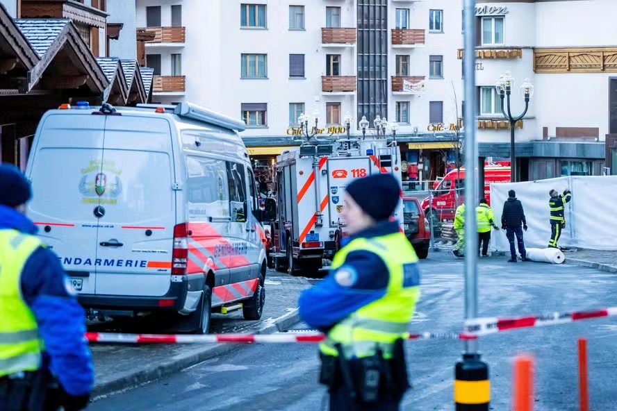 Policiais fazem a segurança do local do incêndio que atingiu um bar em Crans-Montana, na Suíça
