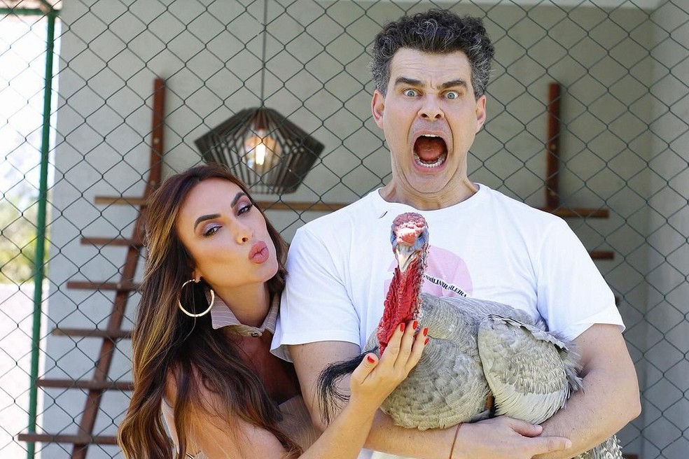 Carmo Dalla Vecchia conhece o peru de Nicole Bahls batizado com o nome dele — Foto: Instagram