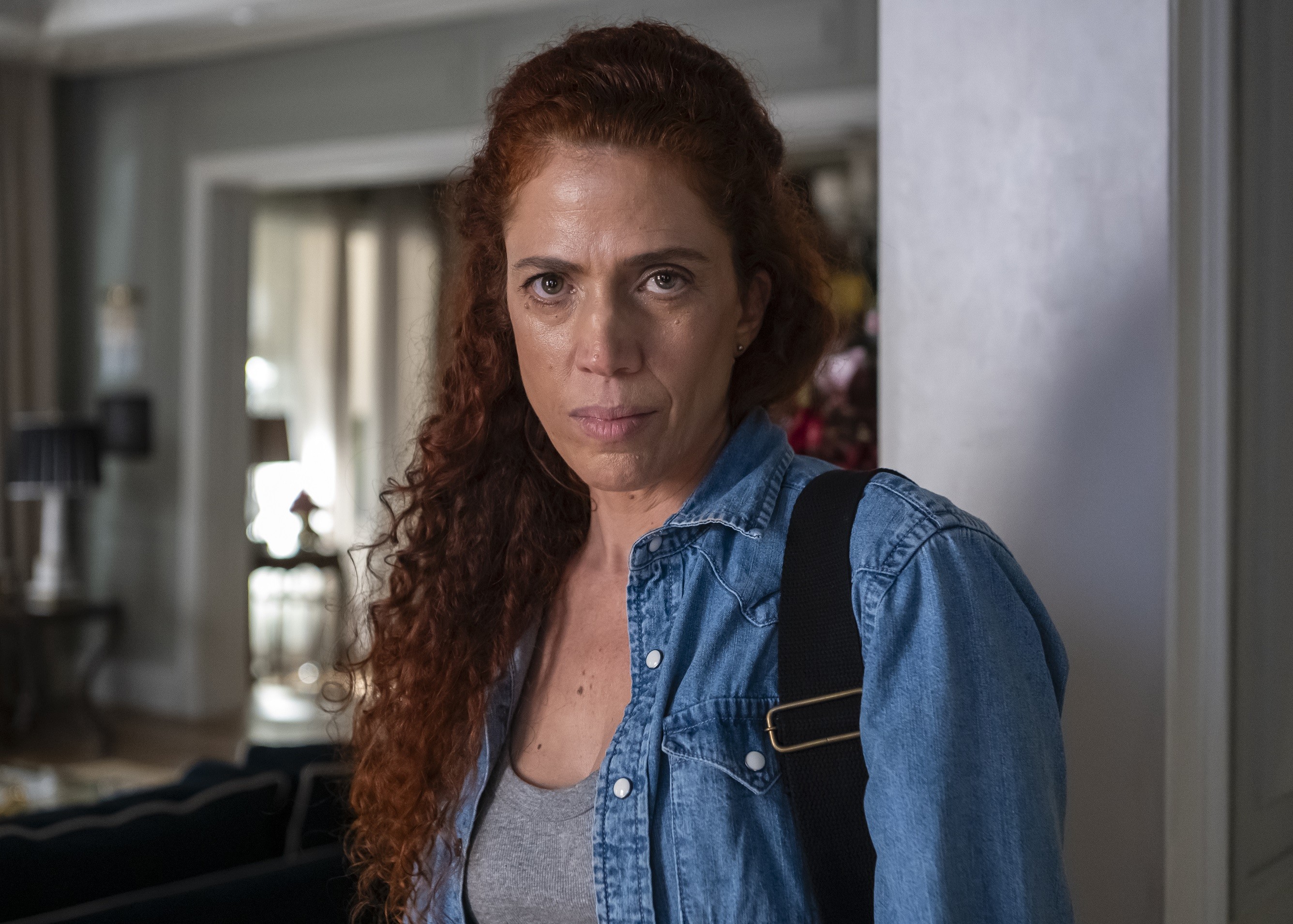 Em ‘Quem ama cuida’, ex-presidiária reaparece para aterrorizar Adriana e exigir dinheiro de Pilar
