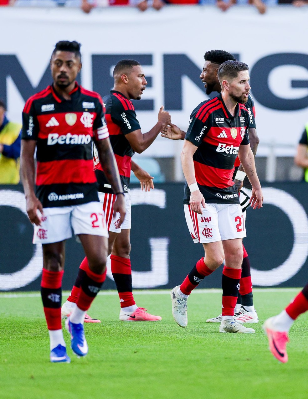 Samuel Lino comemora gol marcado em Flamengo x Benfica — Foto: Gilvan de Souza/Flamengo