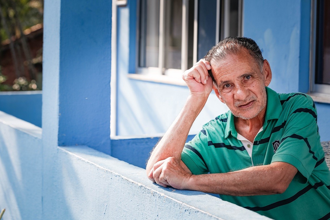 André Brevot, de 73, viveu romance gay no Retiro dos Artistas — Foto: Roberto Moreyra - Extra