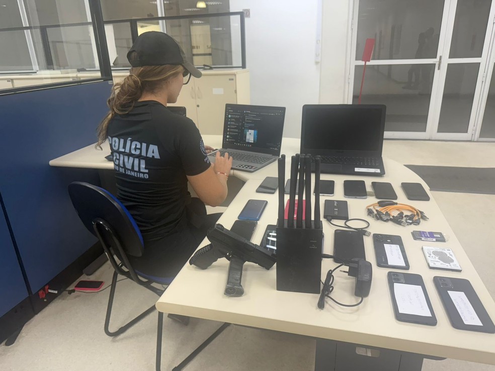 Apreensão de celulares, notebooks, bloqueador de sinal e simulacro na casa do preso — Foto: Reprodução
