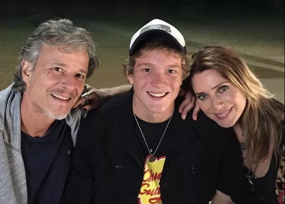 Pedro Novaes com os pais Marcello Novaes e Letícia Spiller — Foto: Reprodução de Instagram