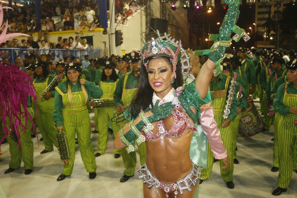 Gracyanne Barbosa como rainha de bateria da Mangueira em 2013 — Foto: Márcio Alves
