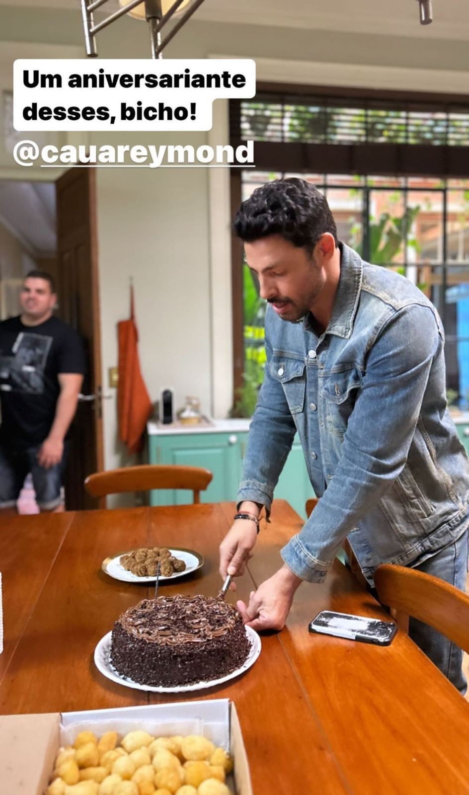 Cauã Reymond ganha bolo de aniversário de 43 anos nos bastidores de 'Terra e paixão' — Foto: Instagram