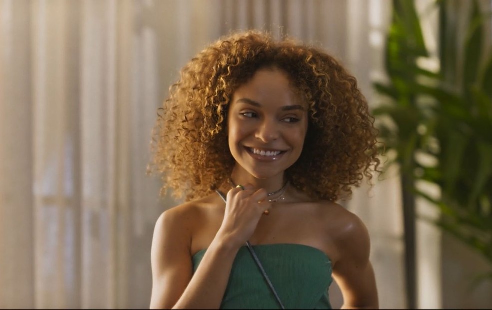 Evelin (Gi Fernandes) em 'Mania de você — Foto: Reprodução/ Rede Globo